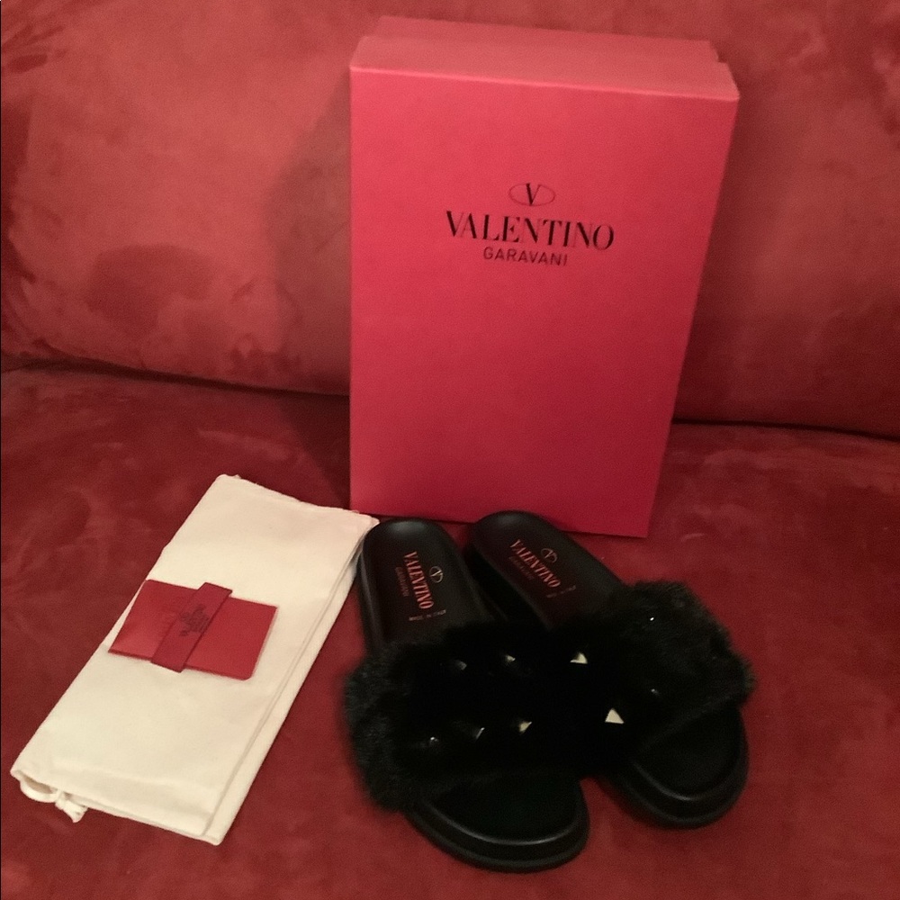 New Valentino Garavani slides! Perfect Gift 🎁